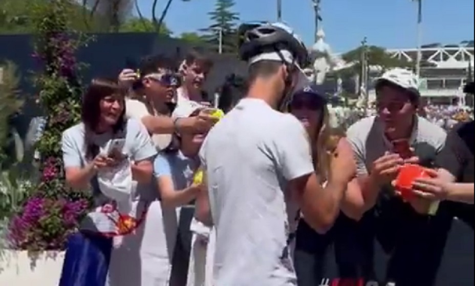 Джокович после инцидента с бутылкой раздавал автографы в велосипедном шлеме. Фото: Ubitennis