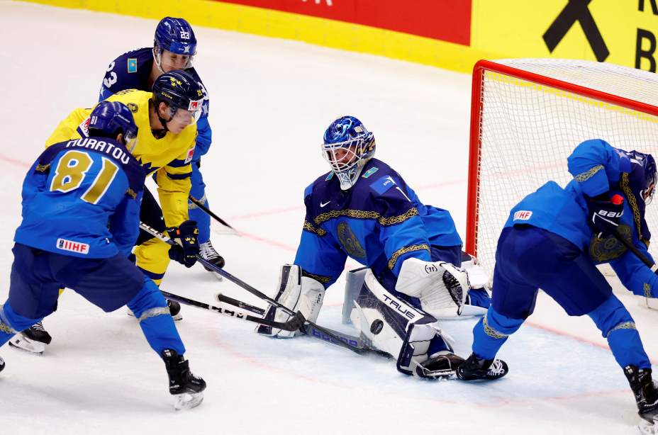 Голкипер Никита Бояркин, отразил 41 бросок в створ, но его сборная Казахстана все равно проиграла Швеции. Фото: Reuters