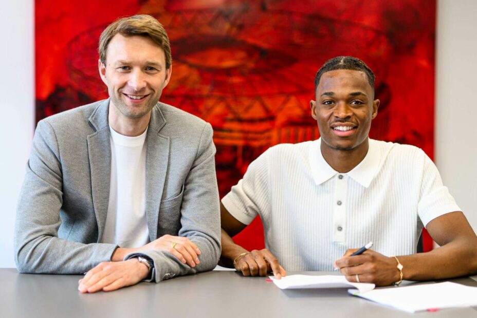 Жануэль Белосьен подписал контракт с «Байером». Фото: ФК «Байер»