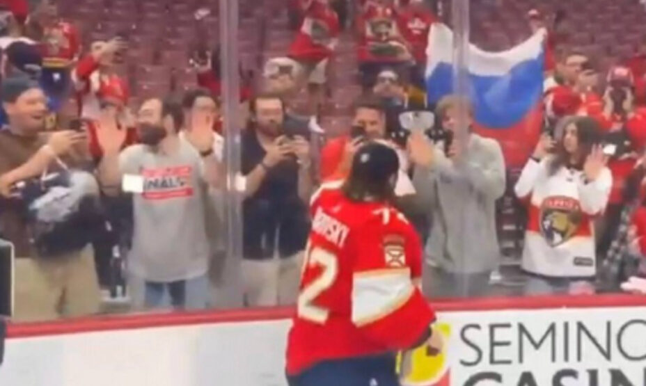 Фанаты вывесили флаг РФ после победы Флориды, фото снимок экрана