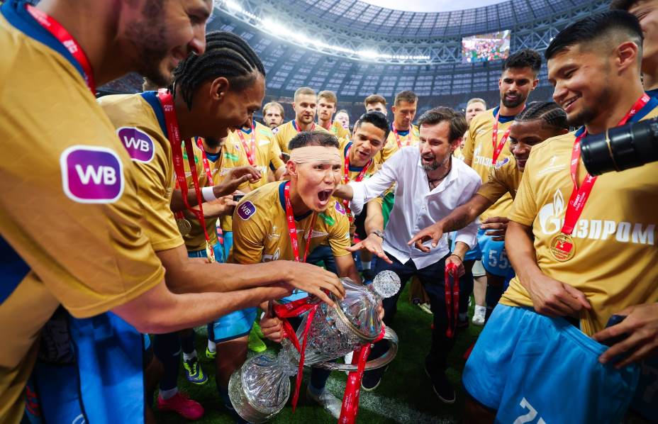 Зенитовец Нуралы Алип разбил себе голову кубком России. Фото: Соцсети ФК «Зенит»