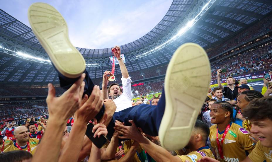 В прошлом сезоне Сергей Семак впервые в тренерской карьере выиграл и чемпионат и кубок и Суперкубок России. Фото: Соцсети ФК