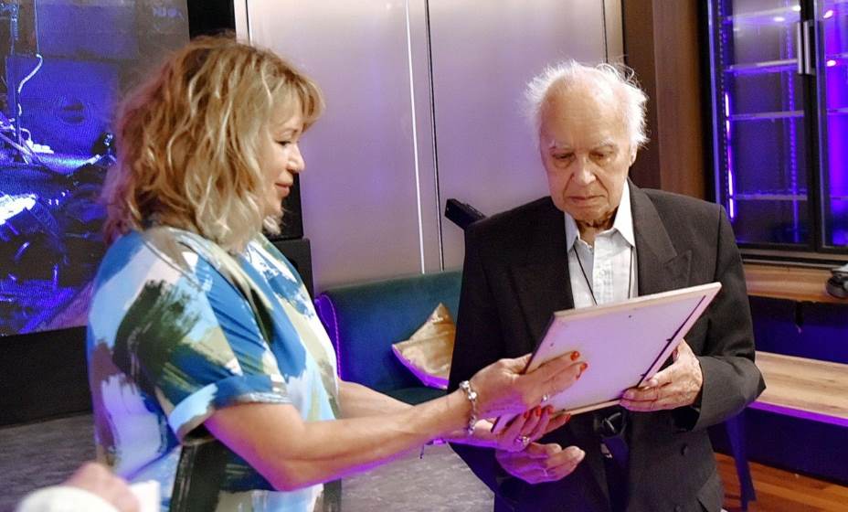 Комментатор Иоланда Чен поздравляет своего отца, старейшего журналиста Евгения Чена. Фото: Раиля Кадырова