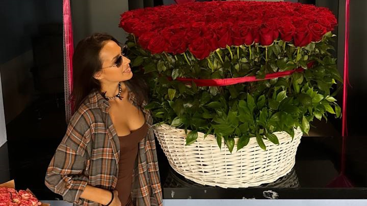 Алина Загитова с букетом цветов. Фото: соцсети фигуристки Алины Загитовой