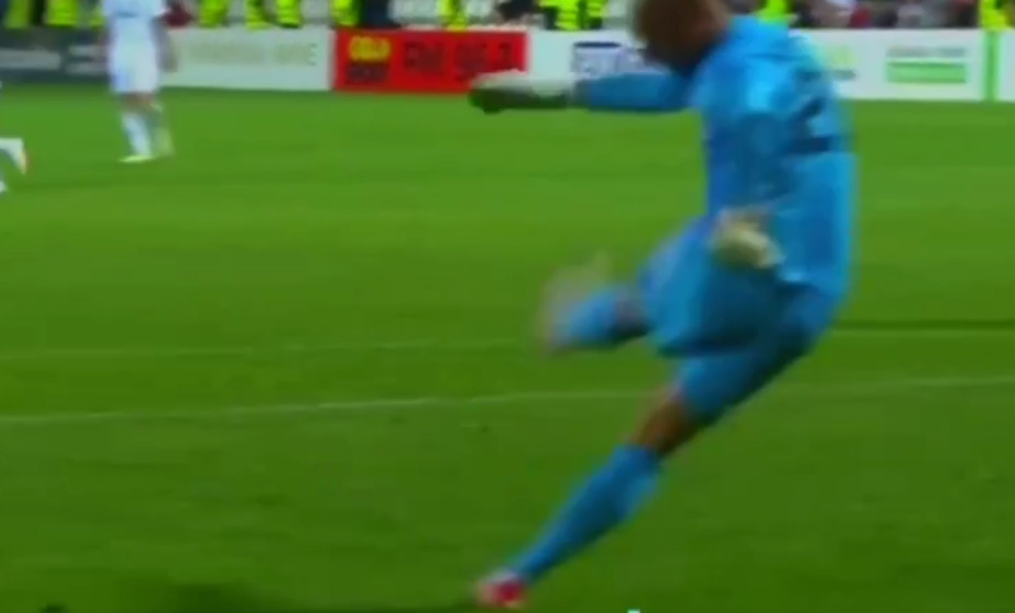 Вратарь забил курьезный гол в Лиге конференций, фото снимок экрана