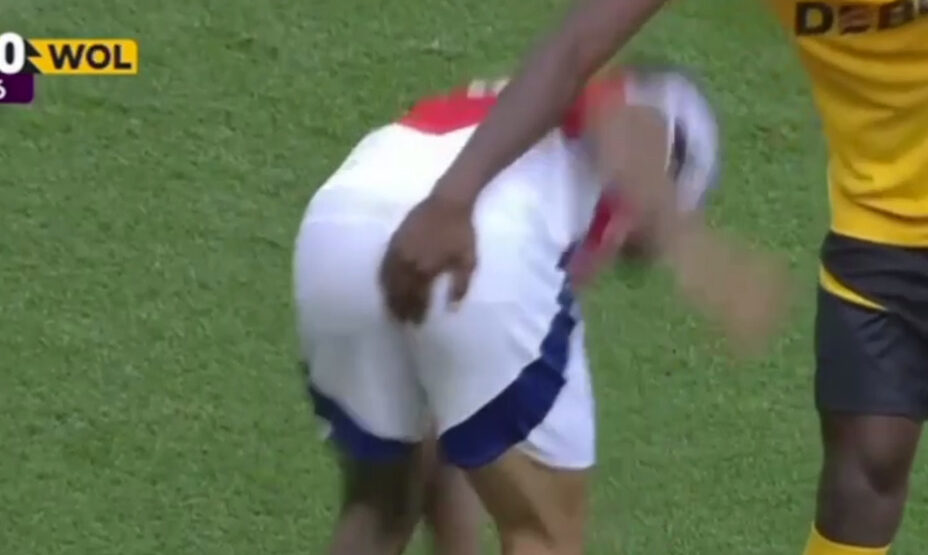 Жезуса схватили за задницу и он получил желтую карточку, фото снимок экрана