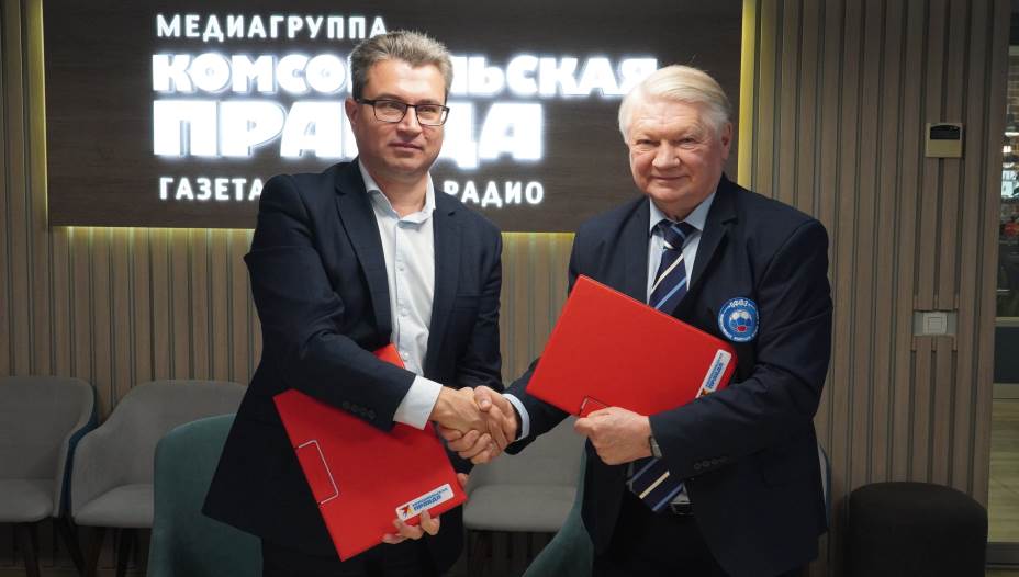 Президент ООФЗ Юрий Заварзин и зам. главного редактора «КП» Павел Садков подписали договор о сотрудничестве. Фото: Мария Ворнакова  