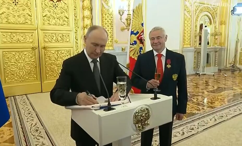 Паралимпийцы попросили Путина подписать российский флаг. Фото: пресс-служба Кремля