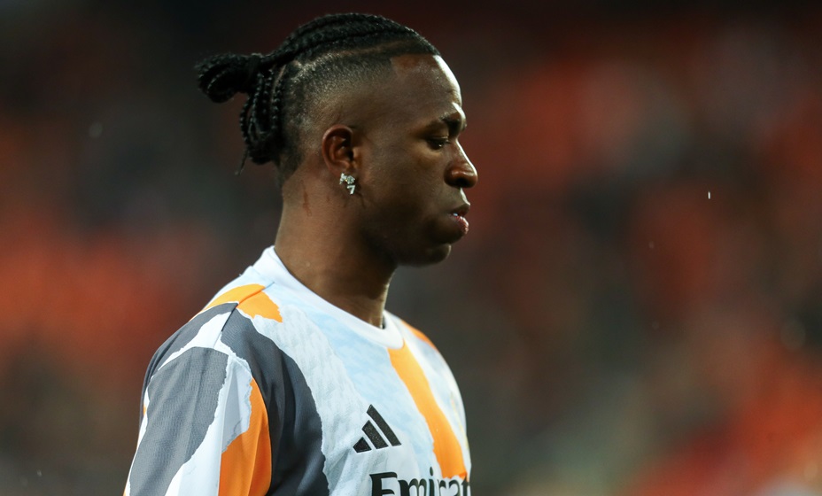 Винисиус извинился за бурную реакцию после замены в матче с «Барселоной». Фото: Global Look Press