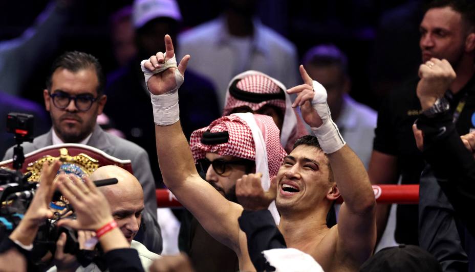 Дмитрий Бивол лишился одного из своих чемпионских поясов. Фото: Reuters