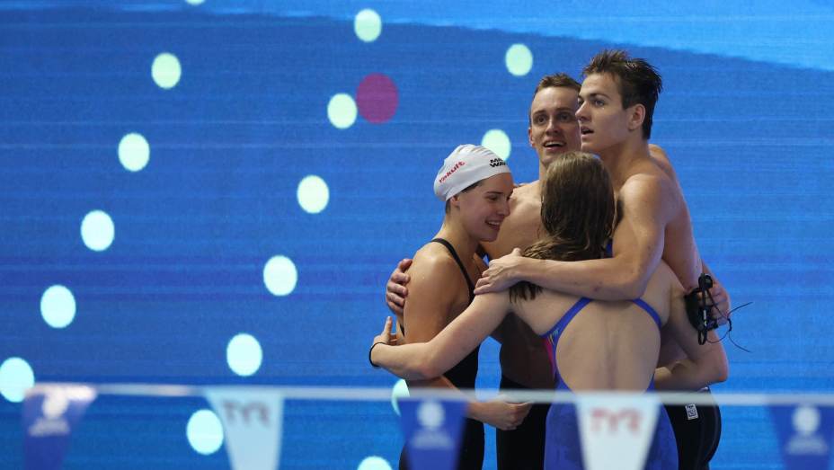 Мирон Лифинцев, Кирилл Пригода, Дарья Клепикова и Дарья Трофимова выиграли «золото» в эстафете на чемпионате мира в Сингапуре. Фото: Reuters