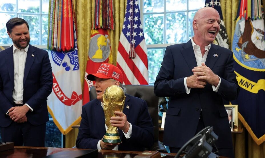 Трамп с кубком ЧМ, фото Рейтерс