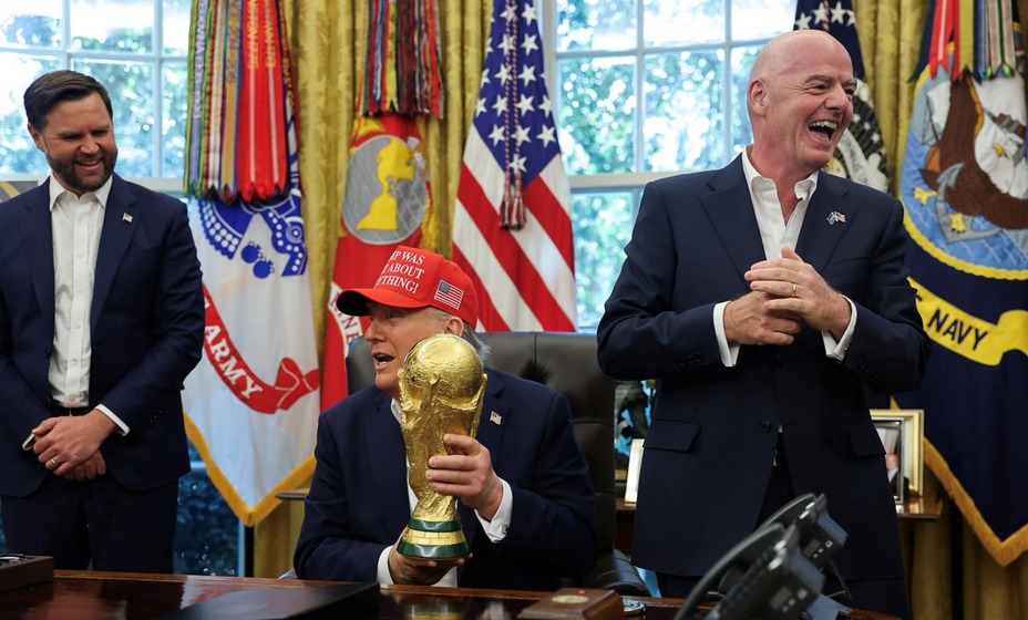 Трамп с кубком ЧМ, фото Рейтерс