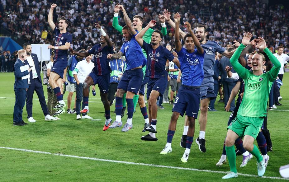 Россиянин Сафонов (крайний справа) радуется новому трофею 