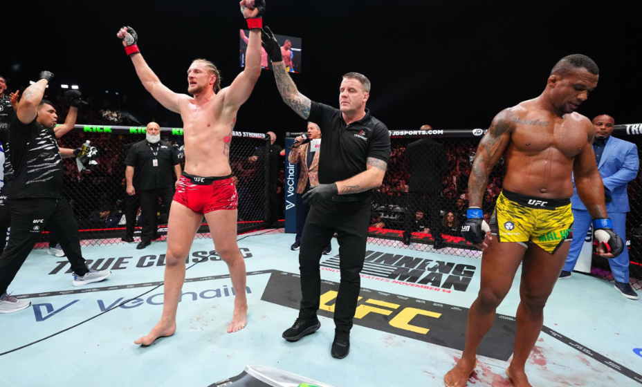 Волков победил Алмейду спорным решением судей. Фото: UFC Eurasia