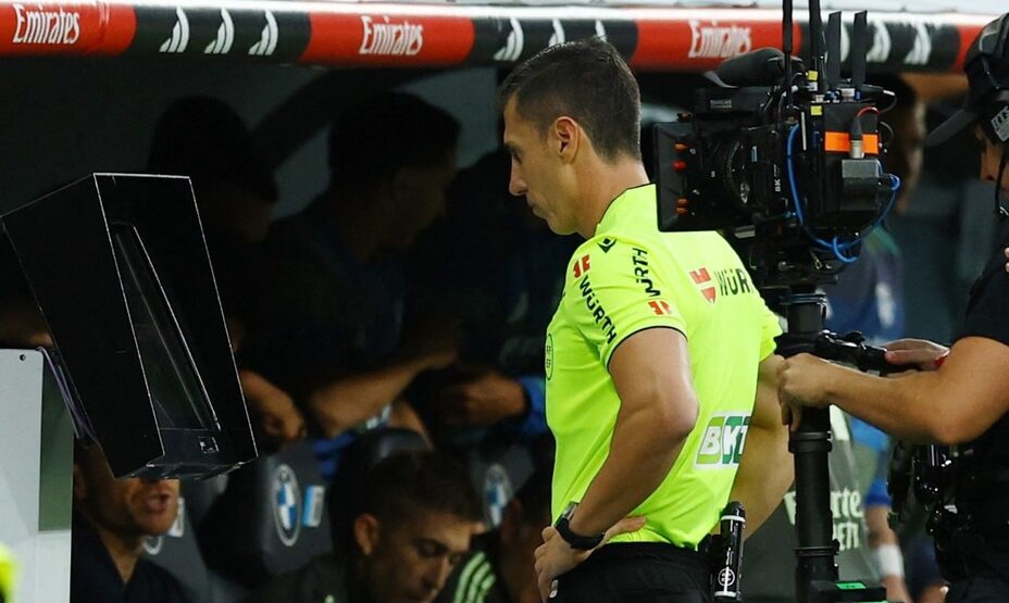 «Реал» М — «Барселона»: VAR отменил гол Килиана Мбаппе на 12-й минуте, фото Рейтерс