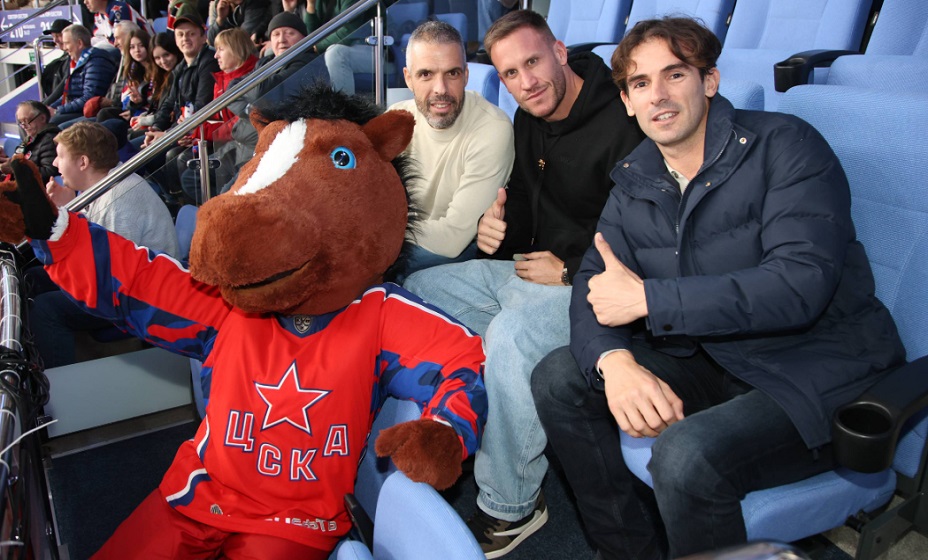 Тренеры футбольного ЦСКА заглянули в гости к хоккеистам. Фото: ФК ЦСКА
