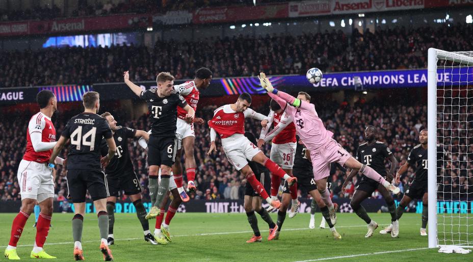 Мануэль Нойер спасает ворота «Баварии» после атаки «Арсенала». Фото: Reuters