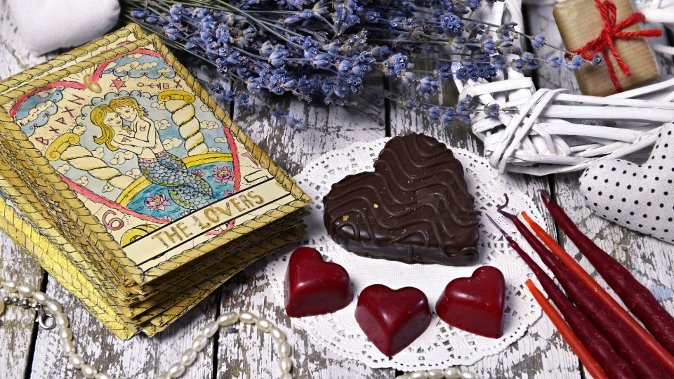 Лучшие расклады карт Таро на любовь и отношения в 2025 году