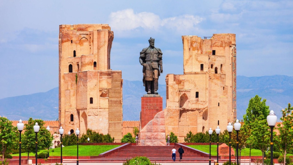 Памятник Амиру Тимуру и дворец Ак-Сарай в городе Шахрисабз.