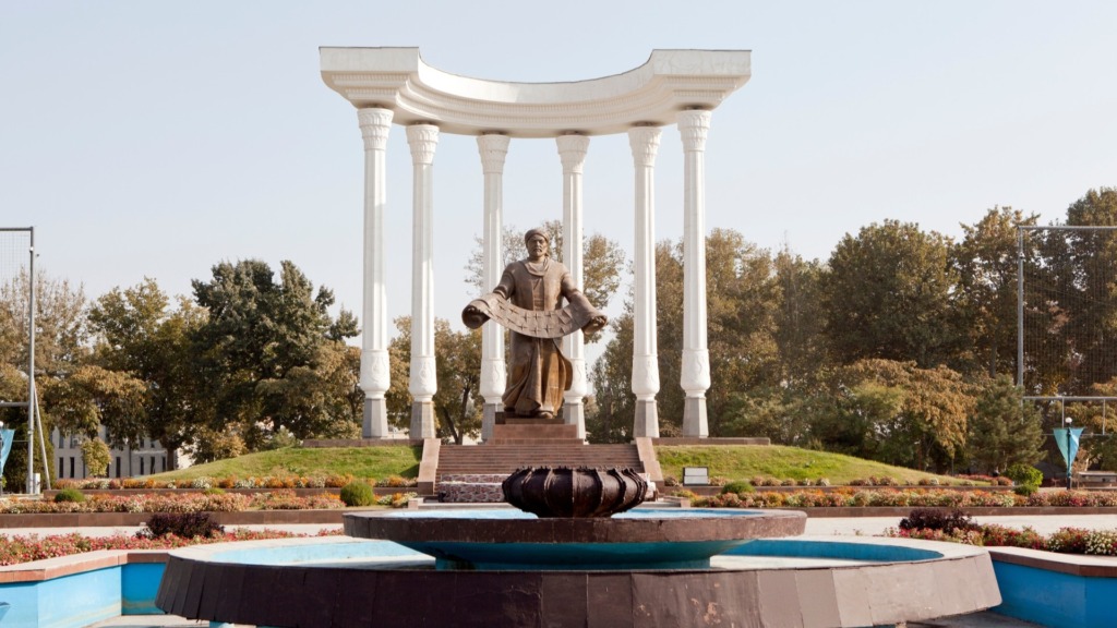 Памятник ученому-астроному Аль-Фергани в Центральном парке.