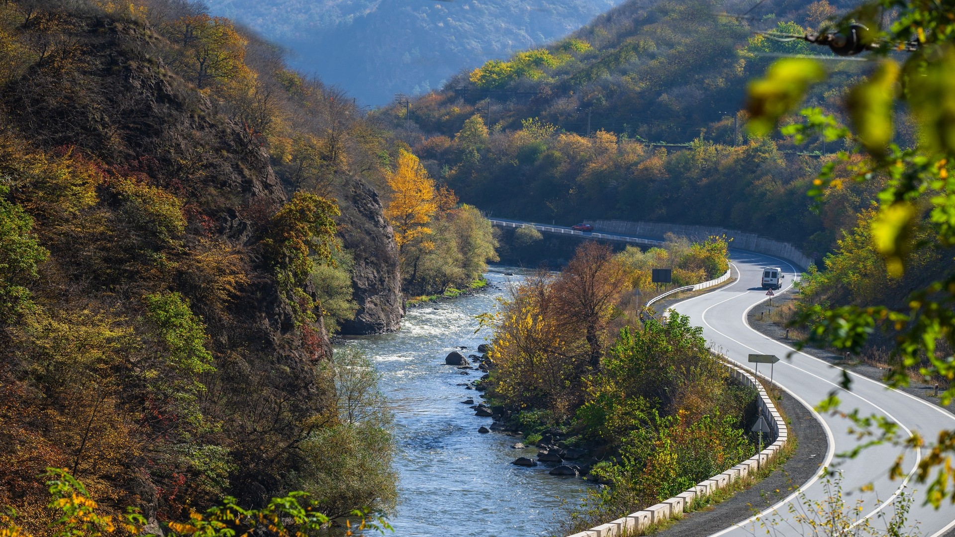 Осенний пейзаж с рекой Дебед и ее руслом, Армения.