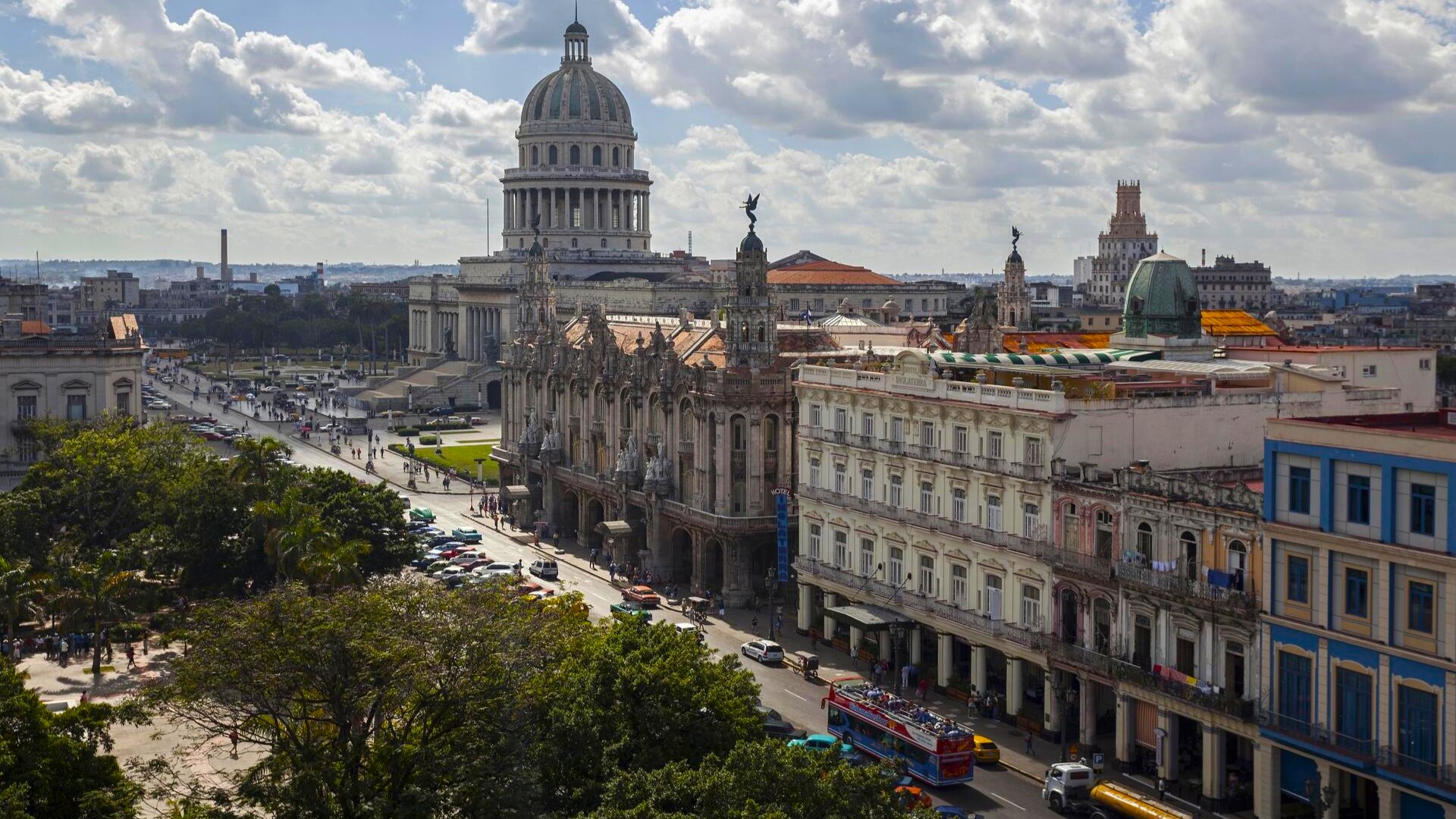 Вид на Центральный парк, Пасео-дель-Прадо, театр и Капитолий, Гавана.