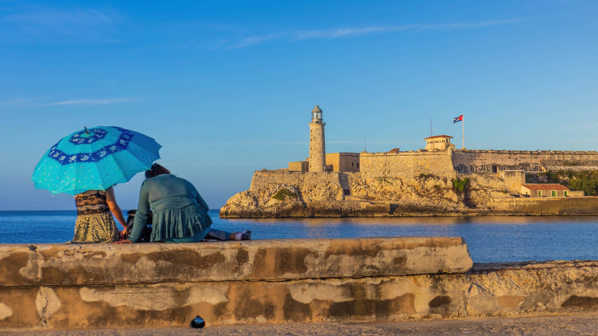 Маяк Эль Морро с набережной Малекон в Гаване, Куба.