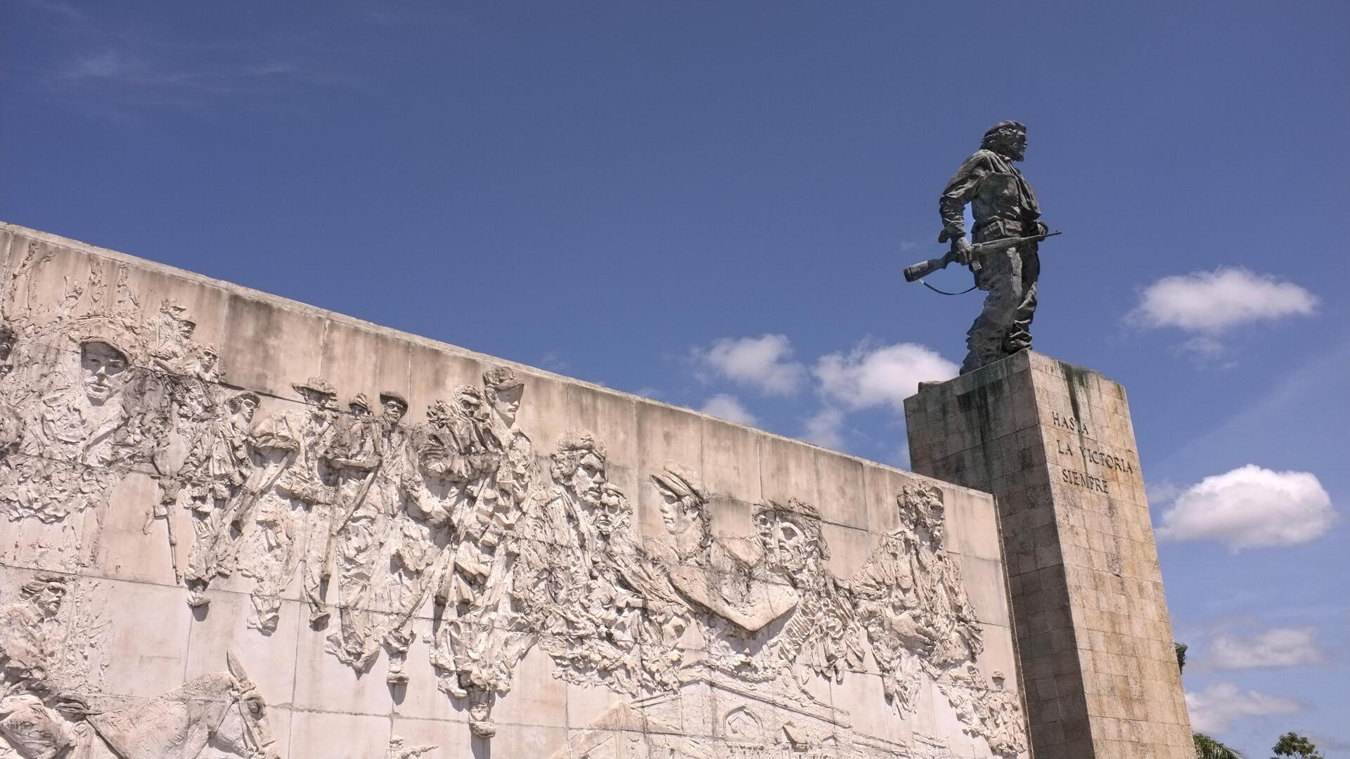 Памятник и мавзолей в честь национального героя Че Гевары.