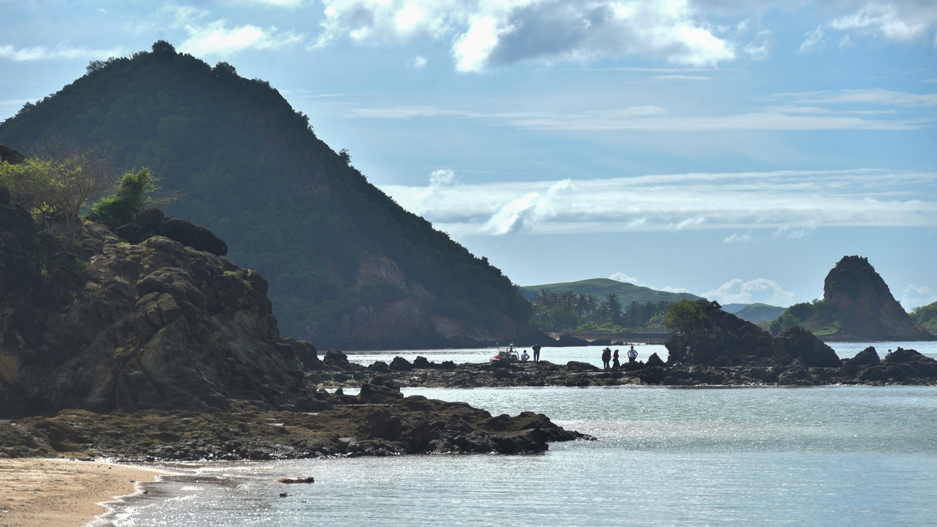 Пляж Мандалика на острове Ломбок.