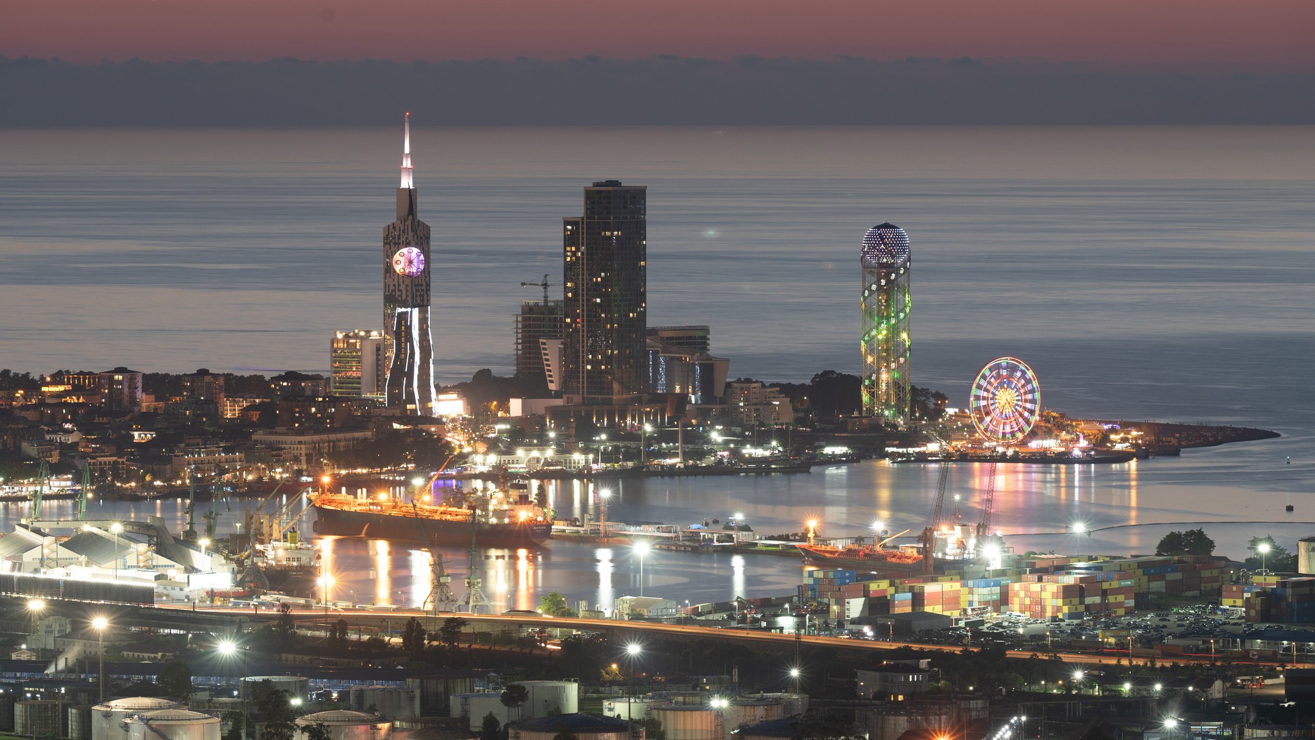 Яркое освещение на фоне портового города на Черном море, Батуми.