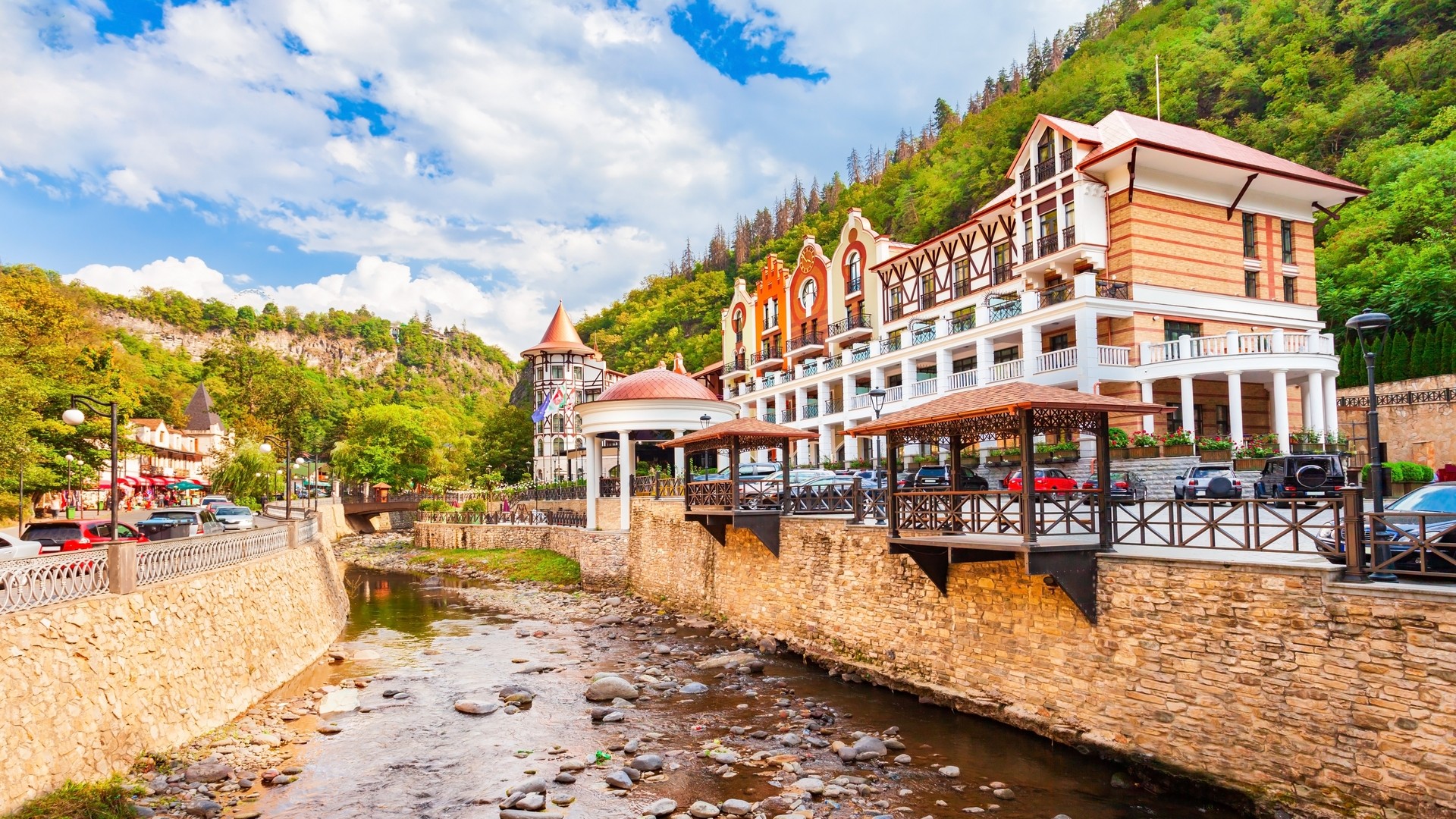 Река Боржомула и отель Crowne Plaza Borjomi.