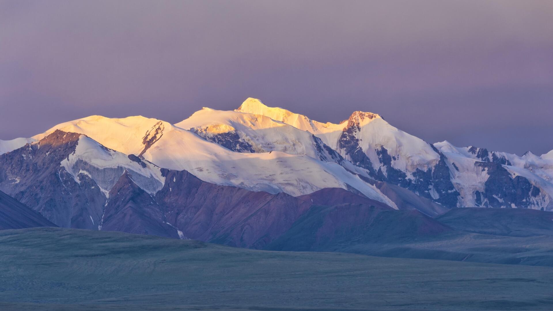 Долина Сары-Джаз, вид на Тянь-Шаньский горный хребет, Кыргызстан.