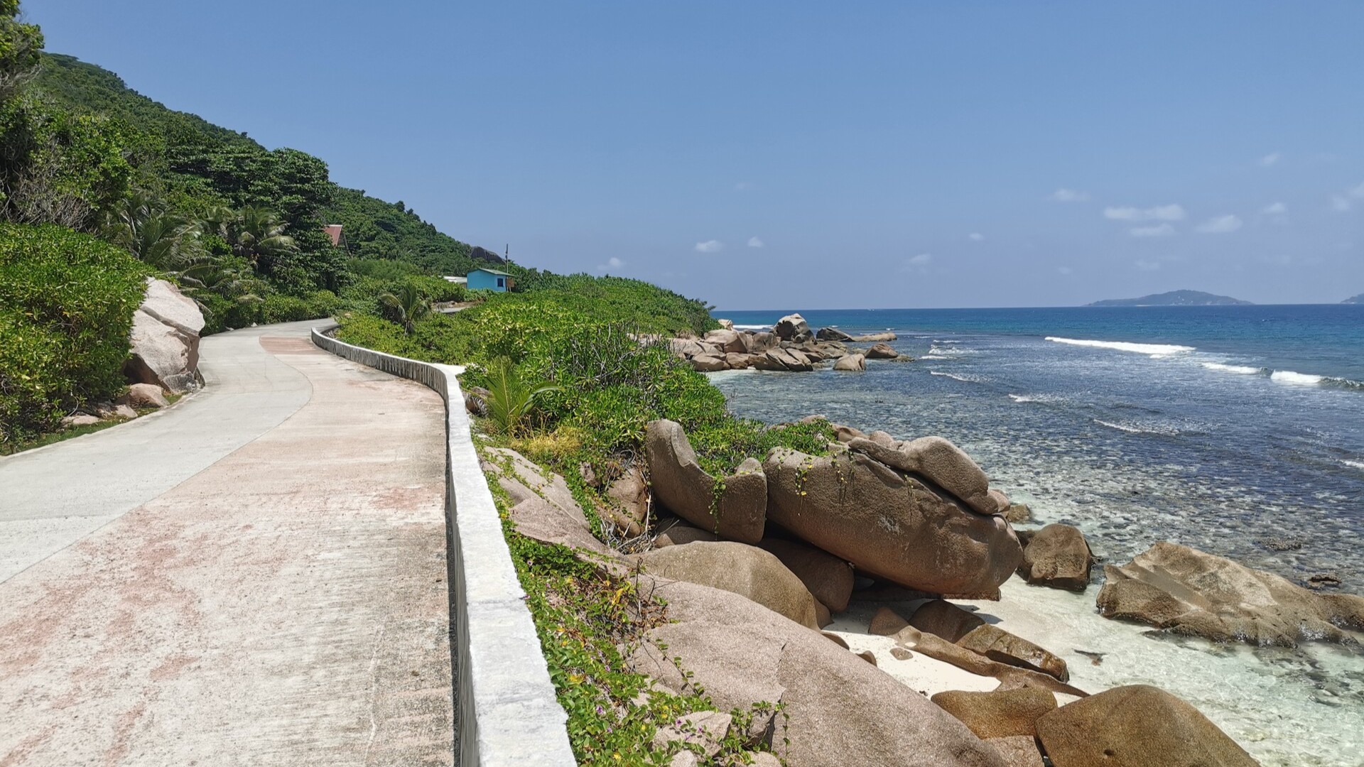 Дорога на острове Ла-Диг.