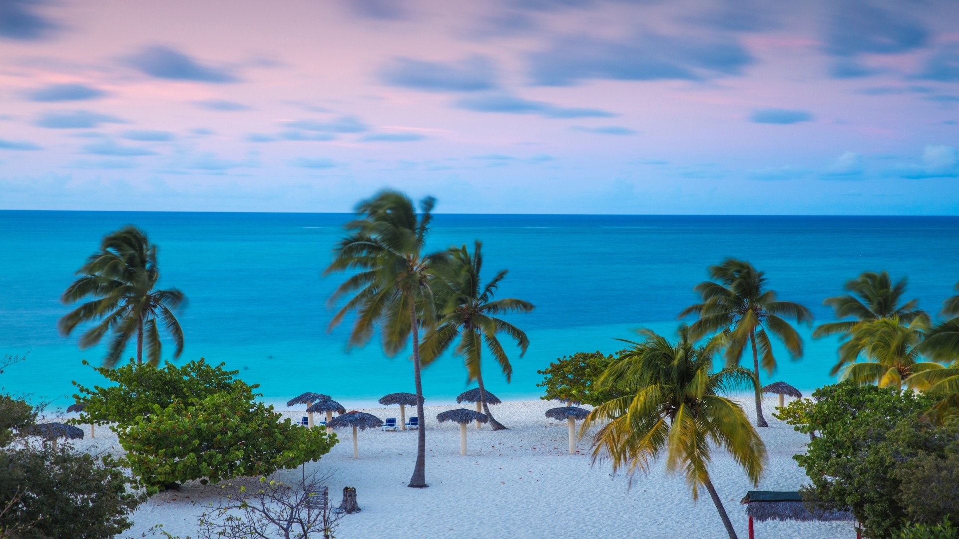 Живописный вид на пляж Эсмеральда, провинция Ольгин.