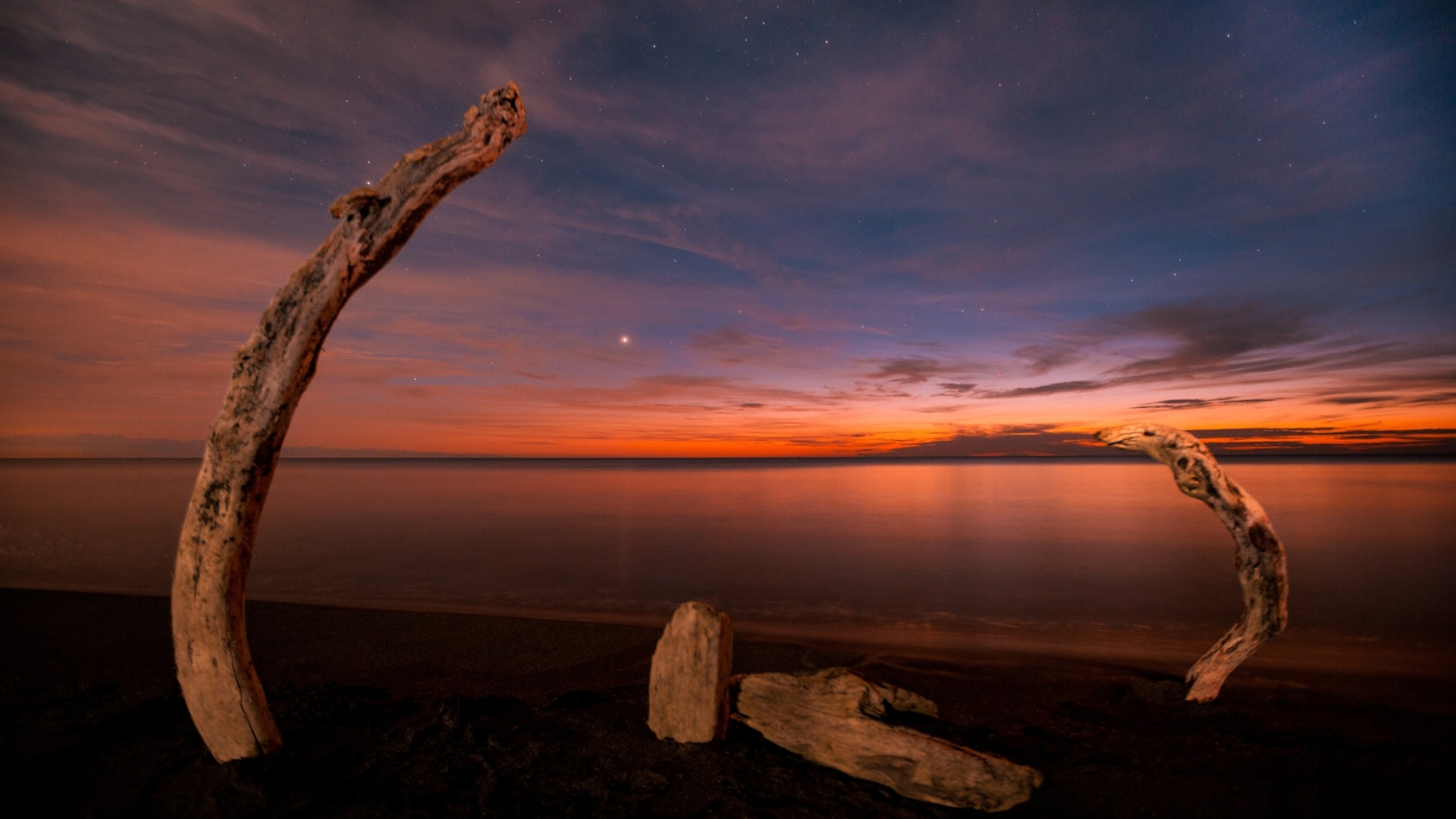 Закат на пляже Григолети в Грузии.