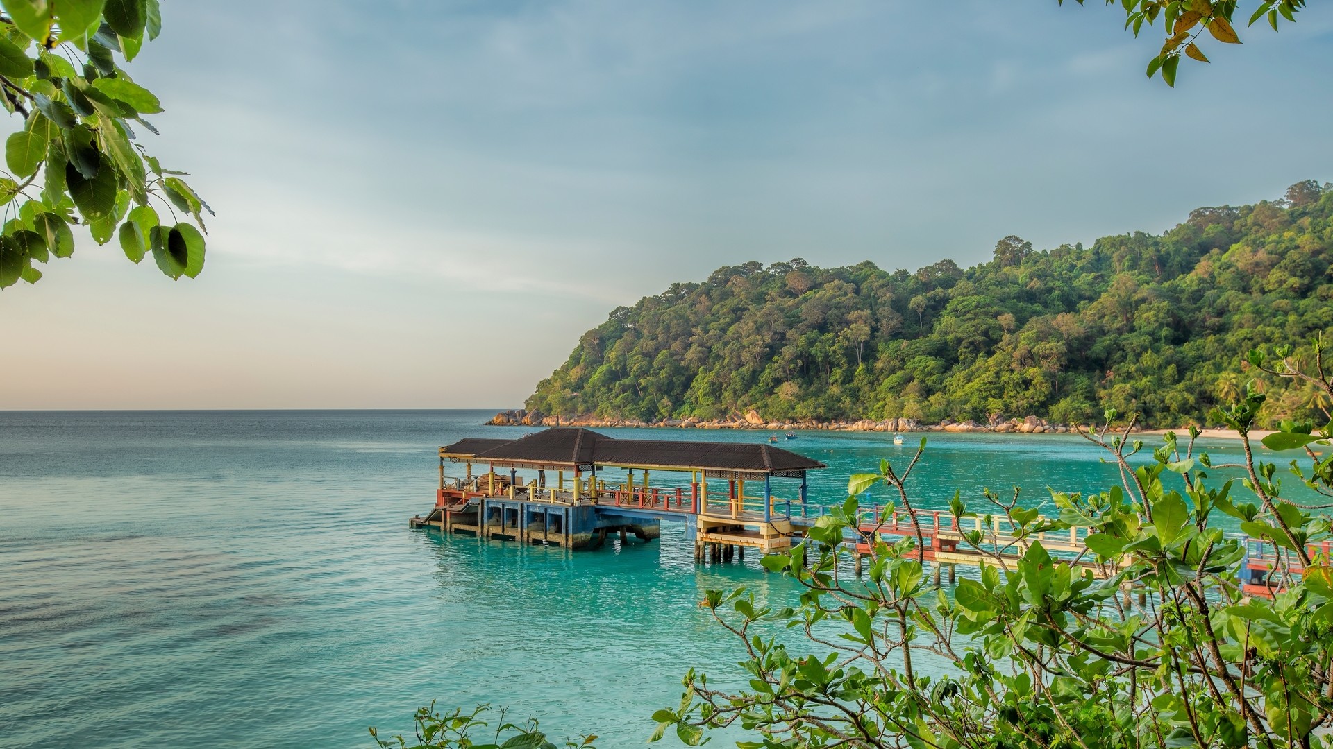 Курортный пляж на острове Перхентиан в Малайзии.