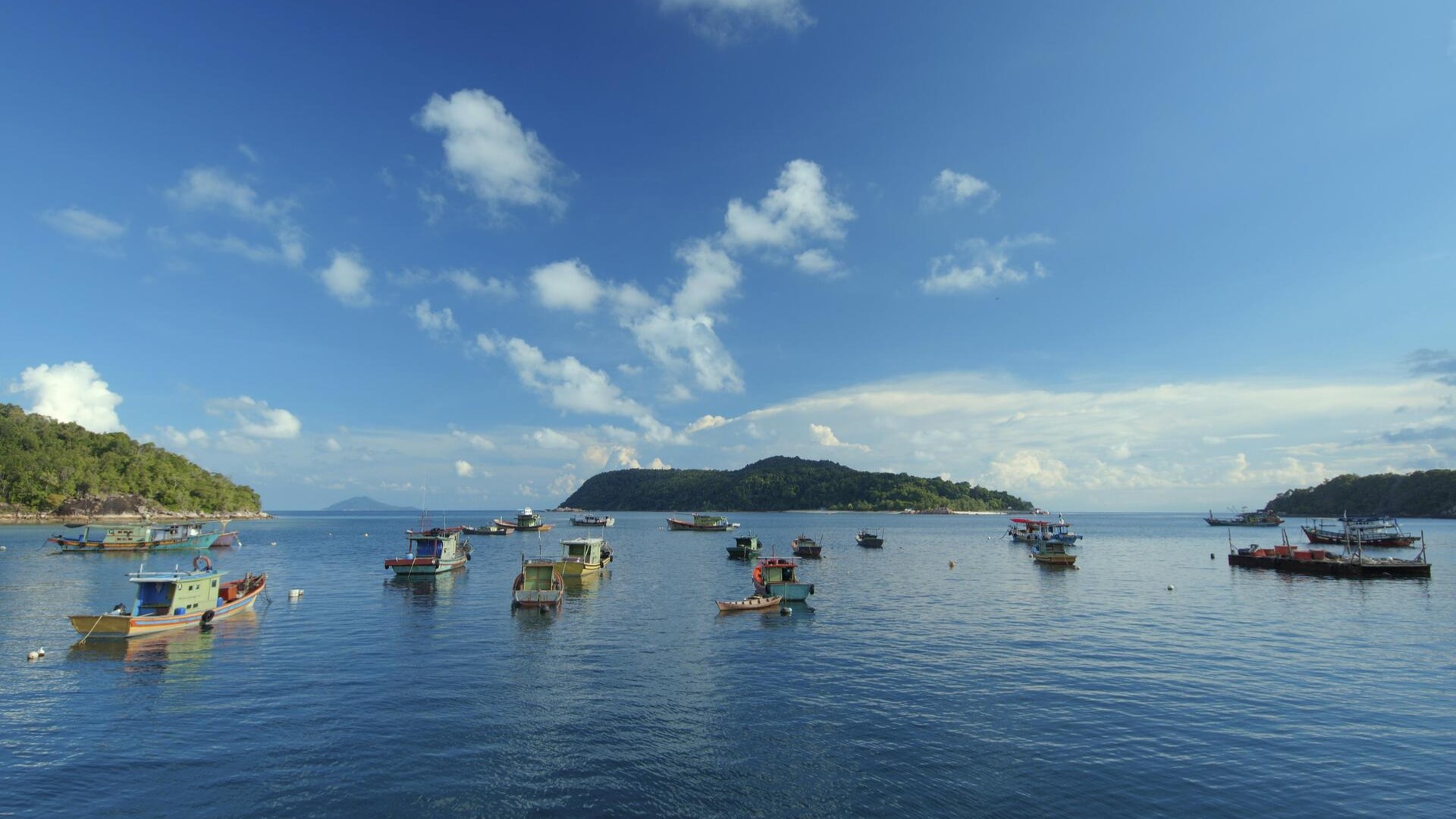 Красочные лодки в заливе, остров Реданг, Малайзия.