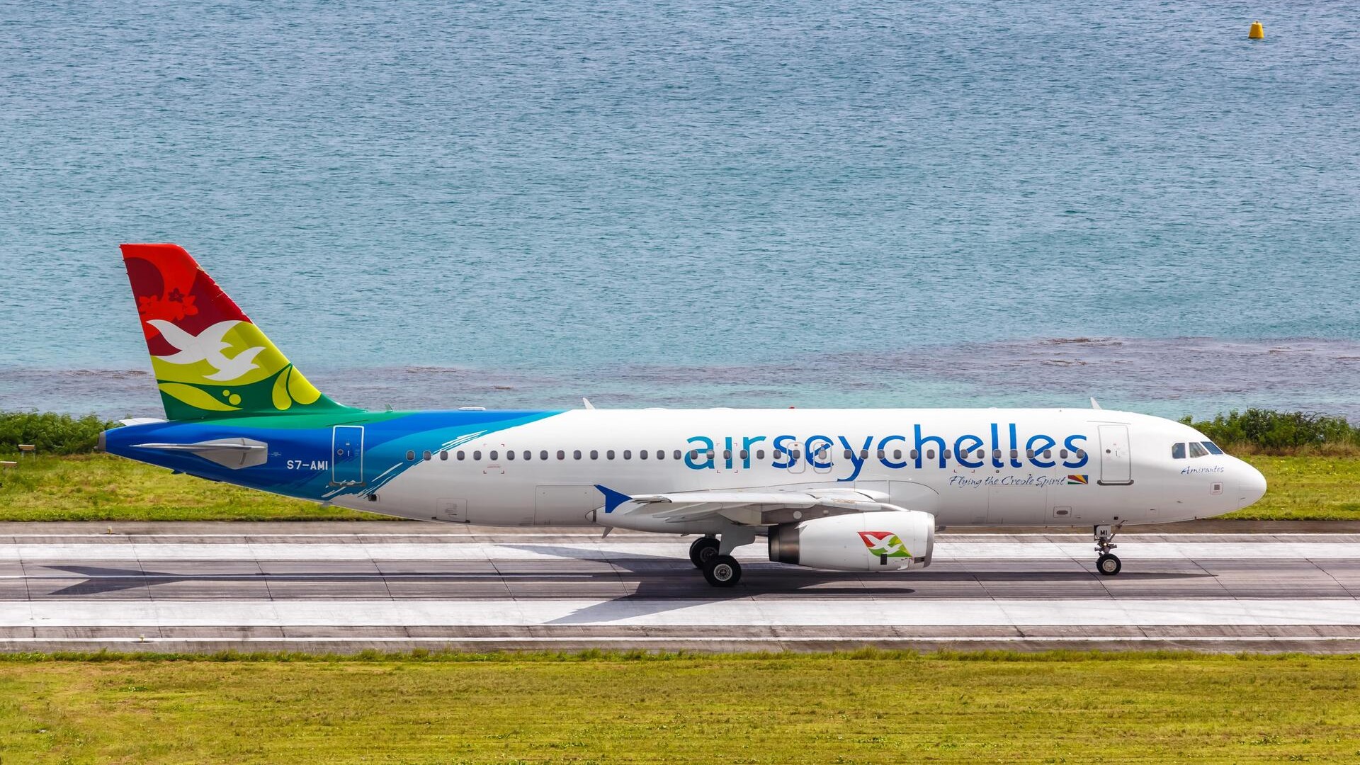 Самолет авиакомпании Air Seychelles в аэропорту Маэ, Сейшелы.
