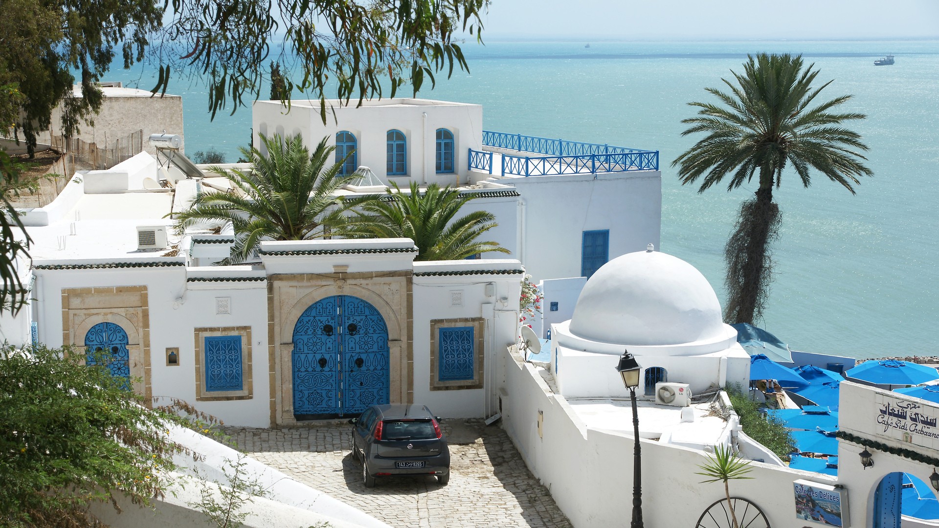 Автомобиль возле жилого дома в старом городе, Сиди-Бу-Саид.