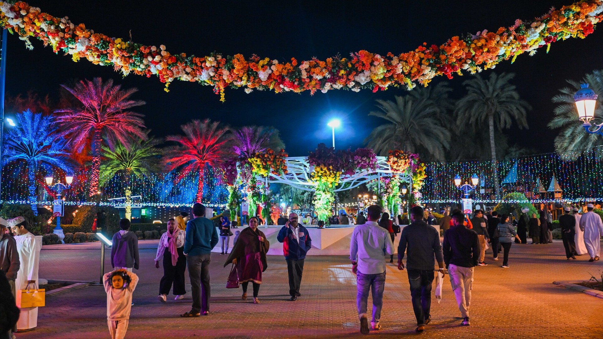 Туристы посещают январский фестиваль Muscat Nights, Оман.