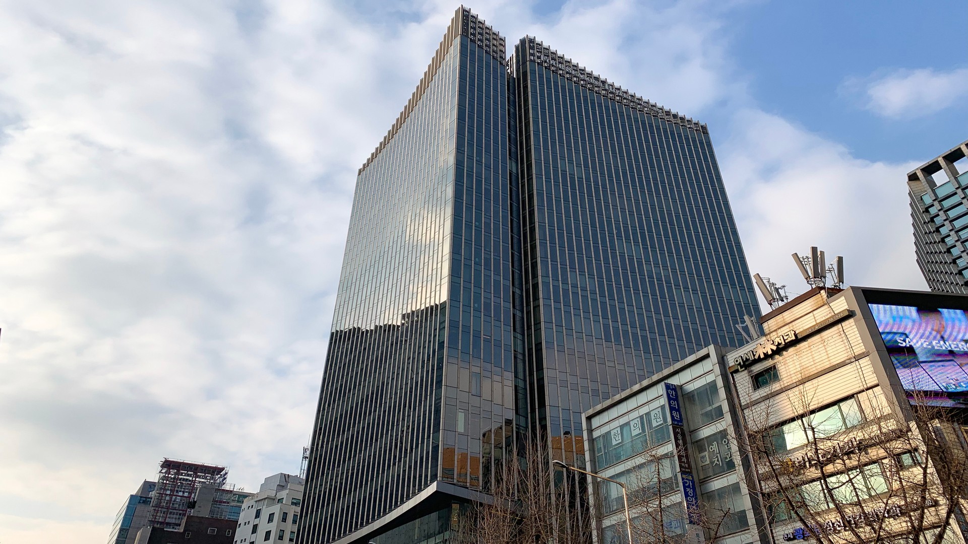 Фасад здания Four Seasons Hotel Seoul, Южная Корея.