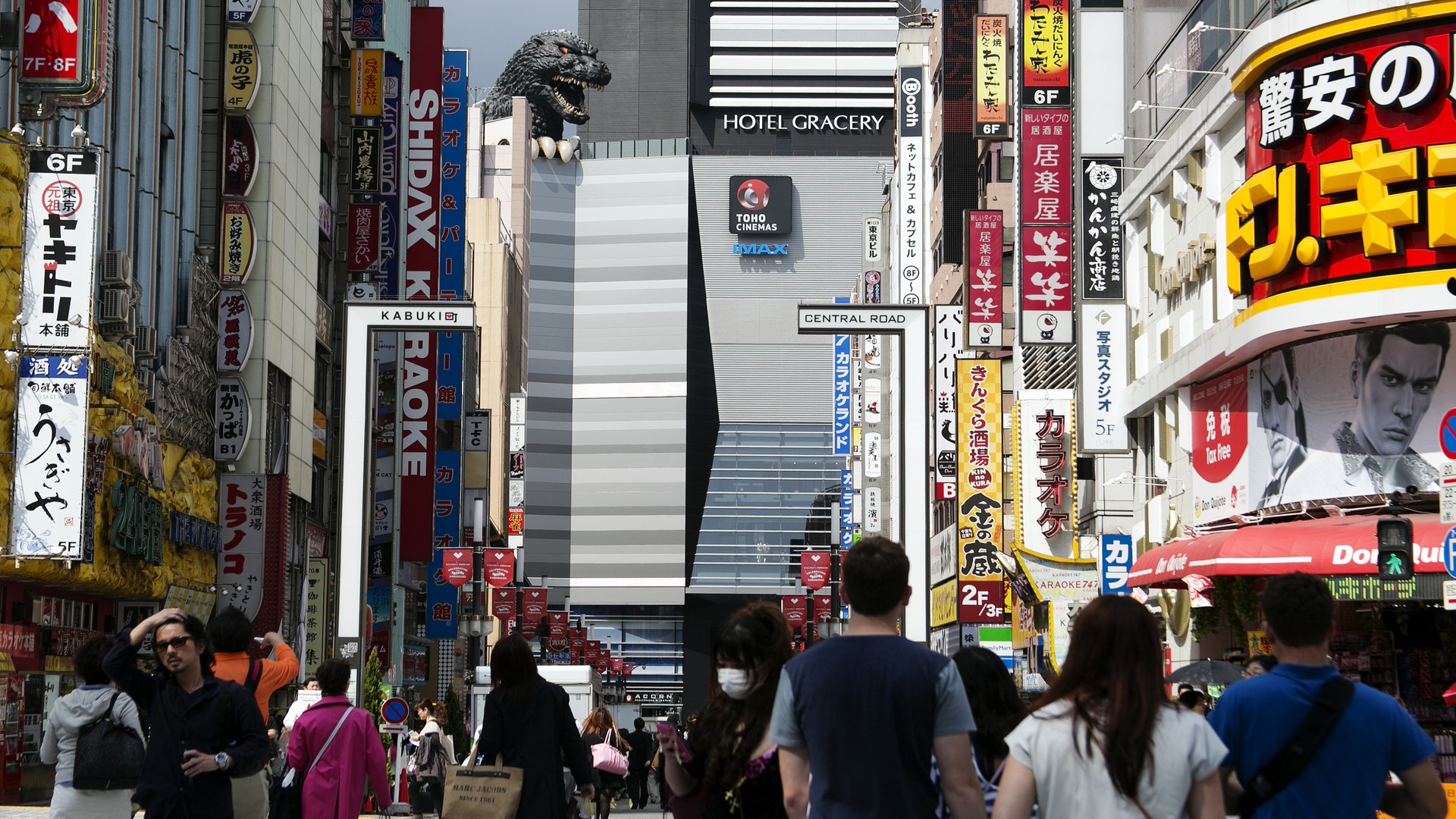 Полноразмерную голову Годзиллы можно увидеть из окон отеля Hotel Gracery Shinjuku.