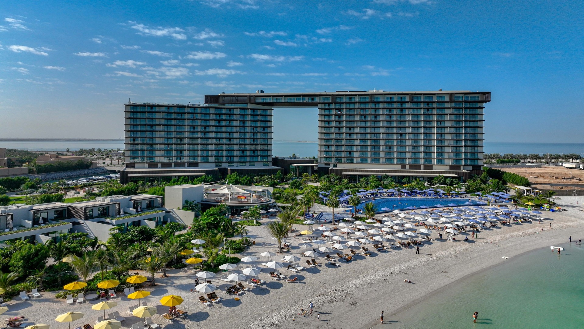Mövenpick Al Marjan Island Beach в солнечный день.